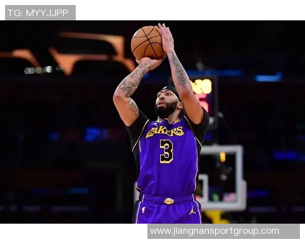 浓眉称赞里夫斯表现出色球迷高喊MVP展现支持与期待